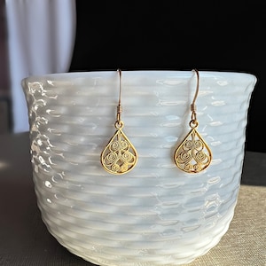 Gold Spitze Blume Ohrringe, Gold filigrane Teardrop Ohrringe, Boho baumeln Ohrringe, zierliche Arabeske Ohrringe, zierliche leichte Ohrringe