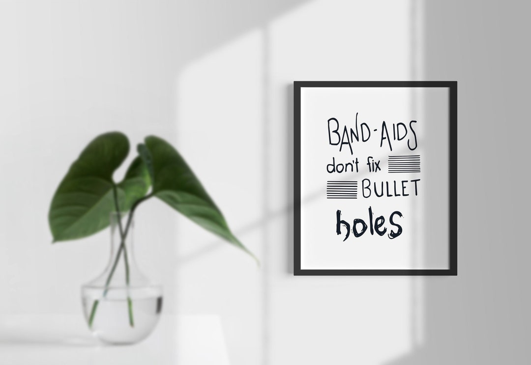 バンドエイドでは銃弾の穴は治らない - ウォールアート | 手書きのテイラー・スウィフトの壁アート | 生意気でクール | 複数の色 - Etsy 日本, image size:1080x744