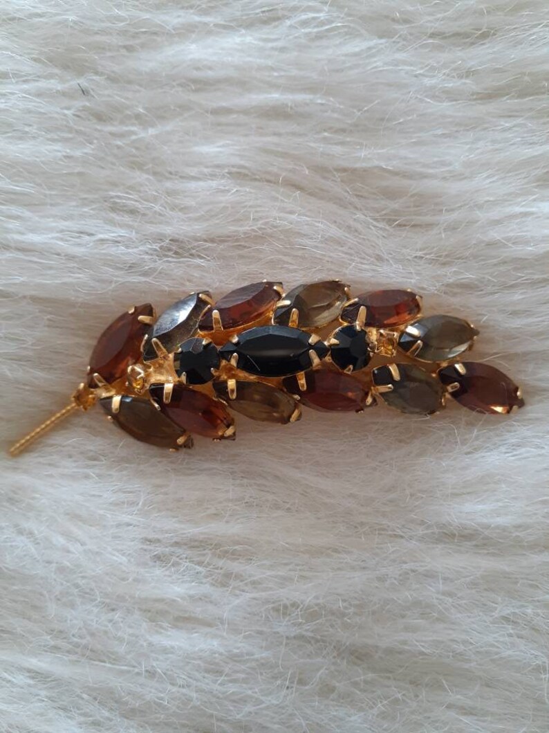 Gorgeous vintage julianna style opened back stones brooch pin