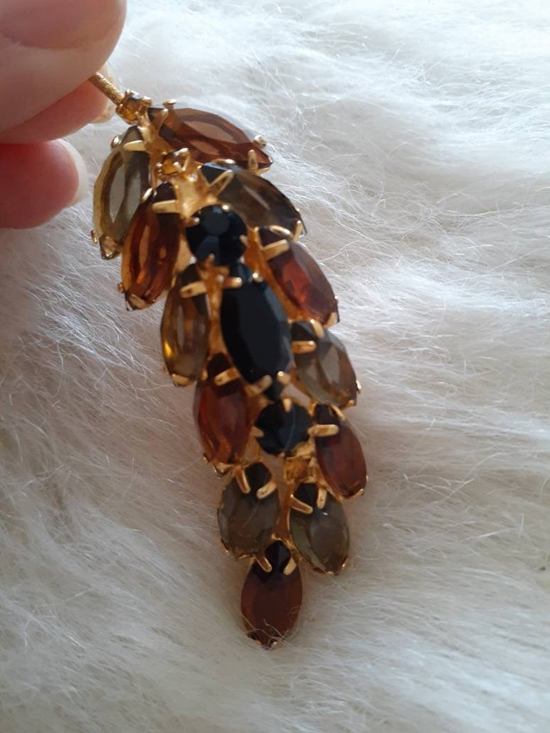 Gorgeous vintage julianna style opened back stones brooch pin