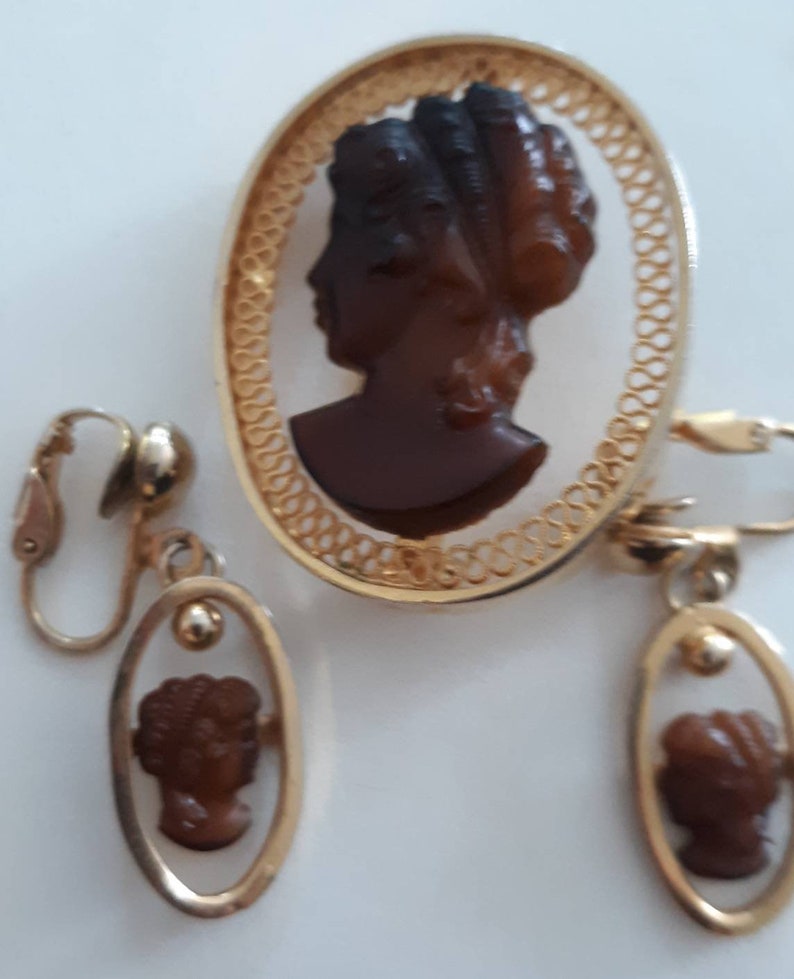 Brooch and Clip on Earrings Vintage Gold tone Brown Carved Glass Lady Woman Cameo set