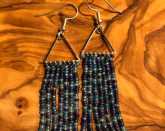 Pendientes de flecos de triángulo de semilla azul