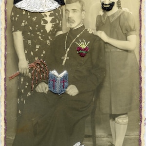 Photographie carte postale roumaine vintage  brodée à la main , portrait  de prêtre des années 30s