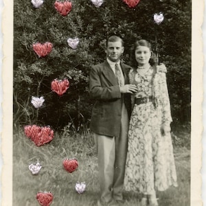 Photographie vintage  brodée à la main , portrait de couple avec des coeurs des années 40s