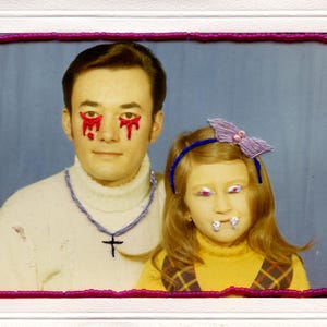 Photographie vintage sur carte de voeux brodée à la main, portrait des années 70s