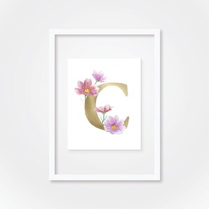 Letra C de acuarela en dorado con flores cosmos entrelazadas, pintura de acuarela original | Judit Fortelny Bellas Artes
