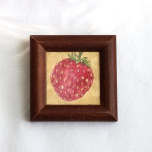 Studio di una mini natura morta di fragole, dipinto ad acquerello su oro - Moody Vintage Kitchen Art, 6,5 x 6,5 cm | Belle arti di Judit Fortelny