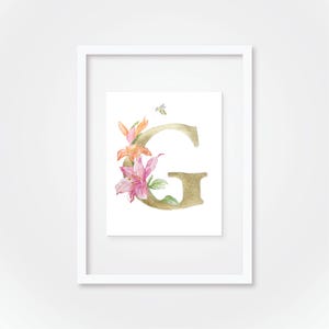 Letra G de acuarela en dorado con gladiolos entrelazados y una abeja, pintura de acuarela original | Judit Fortelny Bellas Artes