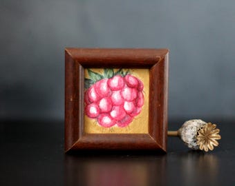 Studie av en akvarellmålning med hallon och äpple på guld – stämningsfull miniatyrkonst i vintage-kök, 6,5 x 6,5 cm