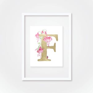 Letra F de acuarela en dorado con fucsia entrelazado y una mariquita, pintura de acuarela original | Judit Fortelny Bellas Artes