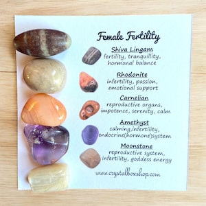 Kristallen doos vrouwelijke vruchtbaarheid: door reiki geactiveerde kristallen, informatiekaarten, personalisatieoptie en milieuvriendelijke verpakking