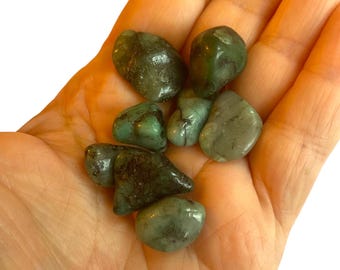 Emerald Tumberstones AA Extra Quality! 15-20mm with an information card in an organza bag