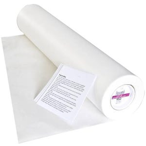 Puede incluir: Un rollo grande de entretela adhesiva termofusible blanca Fuse-A-Web para unir telas. El rollo incluye una hoja de instrucciones blanca con texto impreso que detalla los pasos de aplicación y una etiqueta circular con Fuse-A-Web 1152.