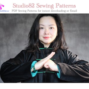 Puede incluir: Una mujer con una camisa negra de manga larga con ribetes y botones verdes. Está de pie frente a un fondo gris y tiene las manos en una pose de artes marciales. El texto "Studio82 Sewing Patterns" está en la parte superior de la imagen.