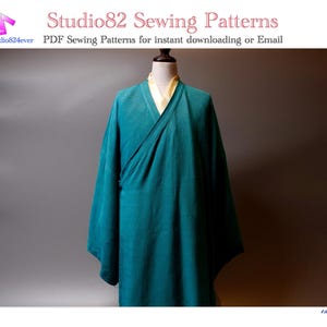 Może przedstawiać: Turkusowy element odzieży z drapowanym wzorem jest prezentowany na manekinie. Ubranie ma szerokie rękawy i przód w stylu kopertowym. Tekst "Studio82 Sewing Patterns" jest widoczny u góry obrazu, wraz z tekstem "PDF Sewing Patterns for instant downloading or Email."