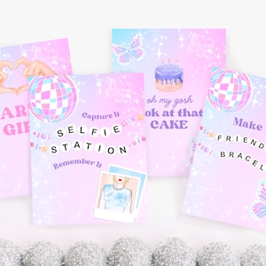 Puede incluir: Cuatro tarjetas de colores pastel con texto e ilustraciones. Una tarjeta dice "CAR & GIF". Otra dice "Capture It SELFIE STATION Remember It". Una tercera dice "oh my gosh ok at that CAKE". La &uacute;ltima dice "Make The FRIENDSHIP BRACELETS".