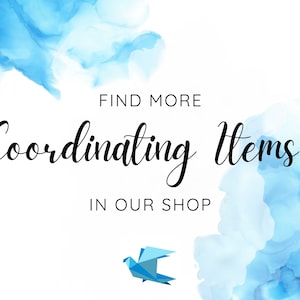Puede incluir: Fondo blanco con acentos azules estilo acuarela. El texto dice "FIND MORE Coordinating Items IN OUR SHOP". Un p&aacute;jaro de origami azul est&aacute; en la parte inferior. La imagen es probablemente para una tienda de comercio electr&oacute;nico.