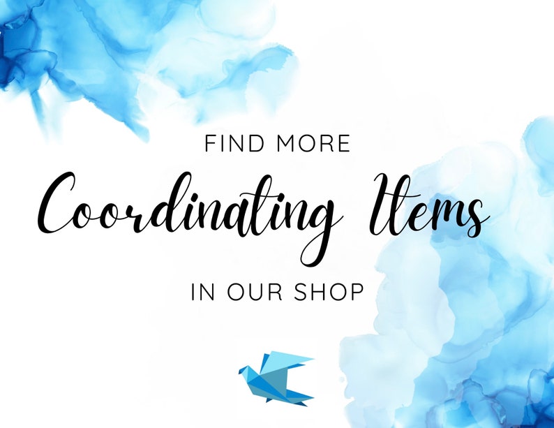 Puede incluir: Fondo blanco con acentos azules estilo acuarela. El texto dice "FIND MORE Coordinating Items IN OUR SHOP". Un p&aacute;jaro de origami azul est&aacute; en la parte inferior. La imagen es probablemente para una tienda de comercio electr&oacute;nico.