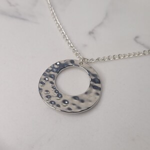 Naszyjnik z wgłębionym kółkiem, 22 cale, posrebrzany, teksturowany, młotkowany, wgłębiony, teksturowany metal, kółko, prosty, minimalistyczny, podaruj jej