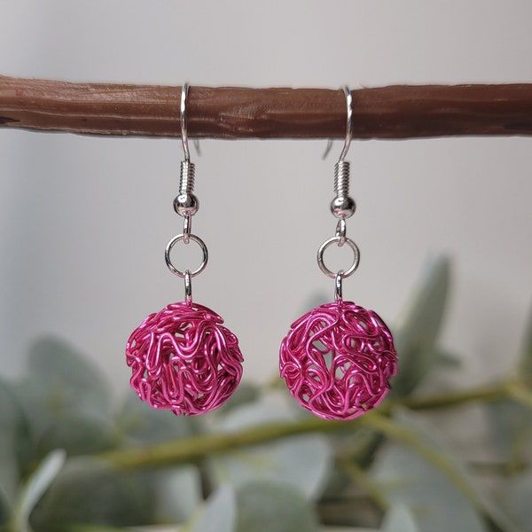 Boucles d'oreilles pendantes en métal argenté à breloque boule en fil de fer rose vif - bijoux d'été - boucles d'oreilles légères - boule enveloppée de fil métallique - original
