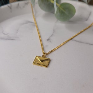 Collar de 45 cm con dije de sobre chapado en oro - Carta de amor - Sobre - Carta - Collar de 45 cm - Capas - San Valentín - Romántico - Idea de regalo
