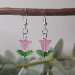 Druppeloorbellen roze tulp met kralen: verzilverde bloemensieraden