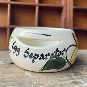 Äggseparator från Toni Raymond Pottery, blommönster, mitten av århundradet, Kitchenalia