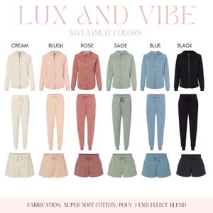 K&ouml;nnte beinhalten: Pr&auml;sentation von Trainingsanz&uuml;gen in den Farben Creme, Rosa, Rose, Salbei, Blau und Schwarz. Jede Farbe umfasst eine Kapuzenjacke mit Rei&szlig;verschluss, eine Jogginghose und Shorts. Der Text "LUX AND VIBE" und "SWEATSUIT COLORS" steht oben. Material: Superweiche Baumwoll-/Poly-3-End-Fleece-Mischung.