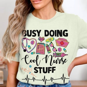 Upptagen med att göra coola sjuksköterskesaker T-shirt, coola sjuksköterskesaker, omvårdnadströja, kaffeberoende, kaffekärlek, kaffeälskare T-shirt, kaffe Scrubs T-shirt