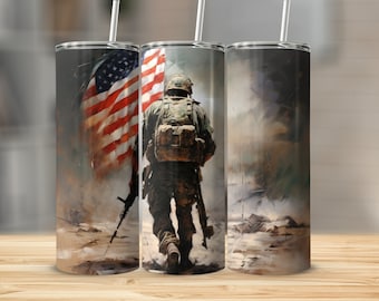Puede incluir: Un vaso de acero inoxidable con un diseño patriótico. El vaso presenta a un soldado caminando hacia adelante con una bandera estadounidense en el fondo. El soldado lleva un uniforme de camuflaje y lleva un rifle. El vaso es una excelente manera de mostrar tu apoyo a los militares.