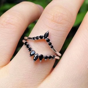 カーブドブラックダイヤモンドスタッキングバンド スターリングシルバー - シェブロンリングセット - 女性用結婚指輪 - ゴシックリングマッチングバンド