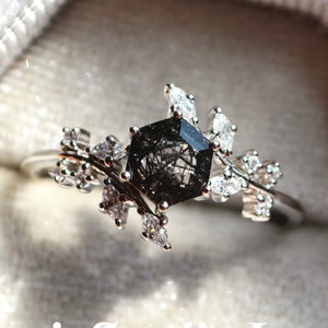 Anillo de compromiso hexagonal de cuarzo rutilado negro - Anillo inspirado en la naturaleza en plata - Anillo de promesa de cuarzo rutilado - Anillo personalizado