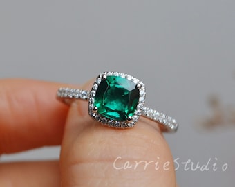 Cushion Lab Créé Emerald Ring / Silver Emerald Engagement Ring / Emerald Anniversary Ring for Women