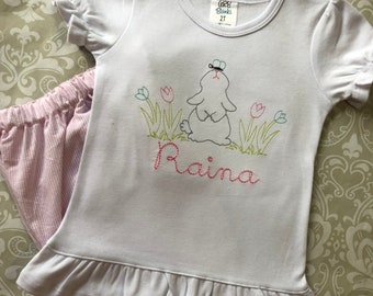 Vintage haftowany monogram króliczka strój wielkanocny, strój wielkanocny dla małej dziewczynki, koszulka z monogramem króliczka, spodnie z falbankami, spersonalizowany strój wielkanocny