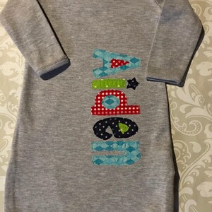 Monogram applique vestido de bebé, vestidos de bebé niño, regalo de ducha de bebé, regalo de bebé unisex, ropa infantil personalizada, vestidos de bebé con nombre de aplique