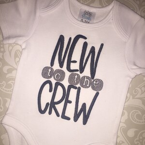 Nowy do załogi haftowane Body Baby, nowy Baby Boy shower dar, dziecko Body Boy, Racing tata dziecko Body Boy, Going domu strój