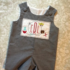 Monograma pirata jon jons, mapa del tesoro monograma shortalls, traje de cumpleaños pirata, monogrammed shortalls, aplicación de playa john johns