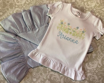 女の子用の春のモノグラム フリル T シャツ、ヴィンテージ モノグラム シャツ、フリル パンツ、デイジー モノグラム、デイジー モノグラムの幼児用女の子用衣装