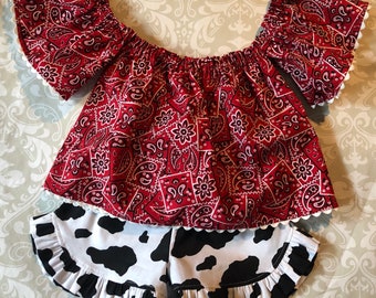 Bluzka bandana z odkrytymi ramionami i szortami z falbankami w krowie wzory, strój dla dziewcząt w stylu western, zestaw szortów kowbojskich, dziewczęcy strój w stylu western, strój dla dziewcząt w stylu country