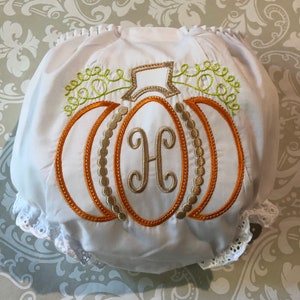 Flores de monograma de calabaza, cubiertas de pañales monograma, flores de bebé de otoño, regalos de bebé monograma, cubiertas de pañales para niña, flor de calabaza monograma