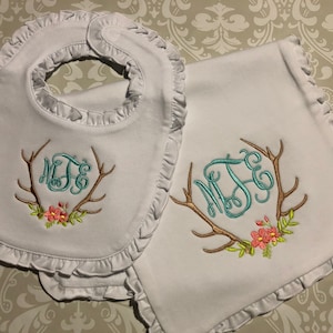 Bebé niña monograma volante bib, niña monograma volante eructo tela de burp, cornamentas con flores monograma babero y eructo salteado, regalo de bebé