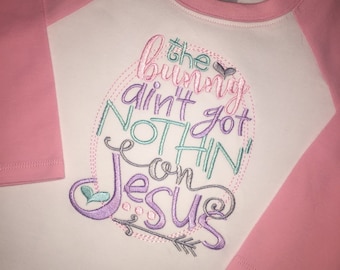 Die Hase ist nicht nothin ' bekam auf Jesus bestickt raglan t-Shirt für Kleinkinder und Mädchen, Christian Easter Shirt, Mädchengeschenk zu Ostern