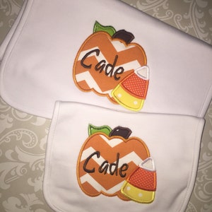 Con monograma calabaza babero y eructo tela set otoño regalo de bebé con nombre o monograma