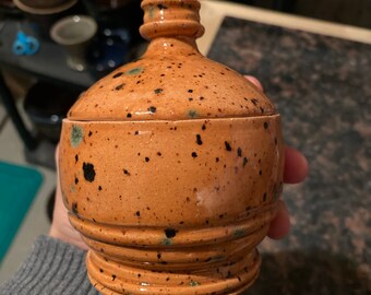 Pequeño recipiente de cerámica