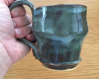 Pequeña taza de rojo y azul