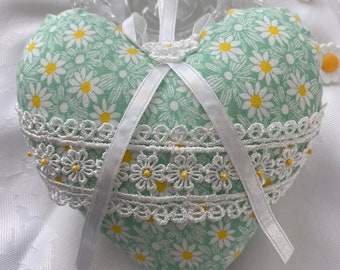 Cœur suspendu en tissu « Daisy » fait à la main, cintre de porte, Country Chic, Saint-Valentin, fête des mères, anniversaire, décoration intérieure, cadeau