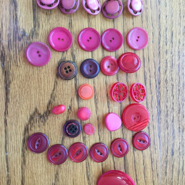 boutons vintage RED lot 30 de nombreuses tailles et styles cousus à travers le style et la tige en plastique lucite peut-être un peu de bakélite