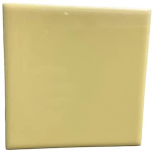 以下が含まれることがあります： 光沢のある仕上がりの正方形の淡い黄色のセラミックタイル。 タイルは滑らかな表面とわずかに丸みを帯びたエッジを持っています。 色は柔らかく落ち着いた黄色で、タイルは新品のようです。