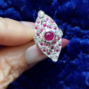 Anel vintage com rubi lapidado em formato marquise, estilo Art Déco/Vitoriano, com pedras preciosas genuínas, um presente perfeito para ela.