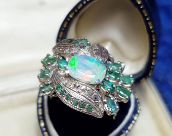 Vintage bloemenring in ouderwetse art deco-stijl met echte smaragd en opaal, cocktailstijl, met echte edelstenen. Een perfect cadeau voor haar.